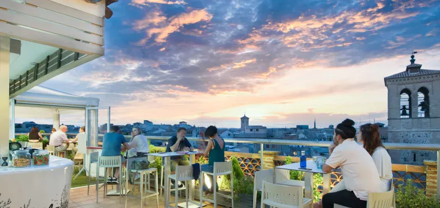 Azotea del hotel Carlos V, ideal para una cena nocturna en verano con música en directo. Eventos Toledo